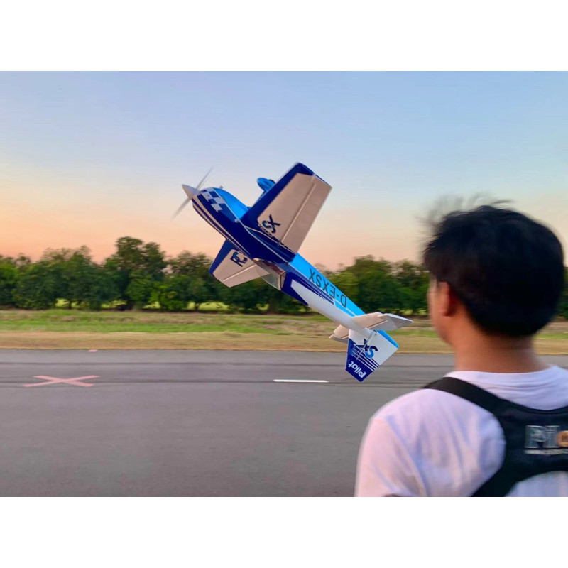 Kunstflugzeug - Extra 330 SX - RC-Pilot - (Spannweite 2,29m) Blau, Weiß, Schwarz