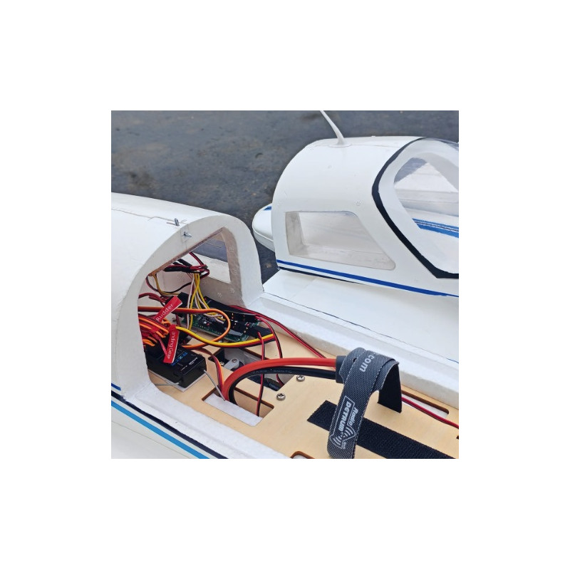 Avion RC Dynam Cessna 310 Grand Cruiser V2 rojo bimoteur 1280mm