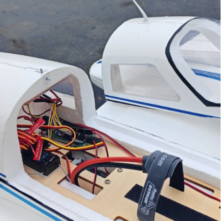 Avion RC Dynam Cessna 310 Grand Cruiser V2 rojo bimoteur 1280mm